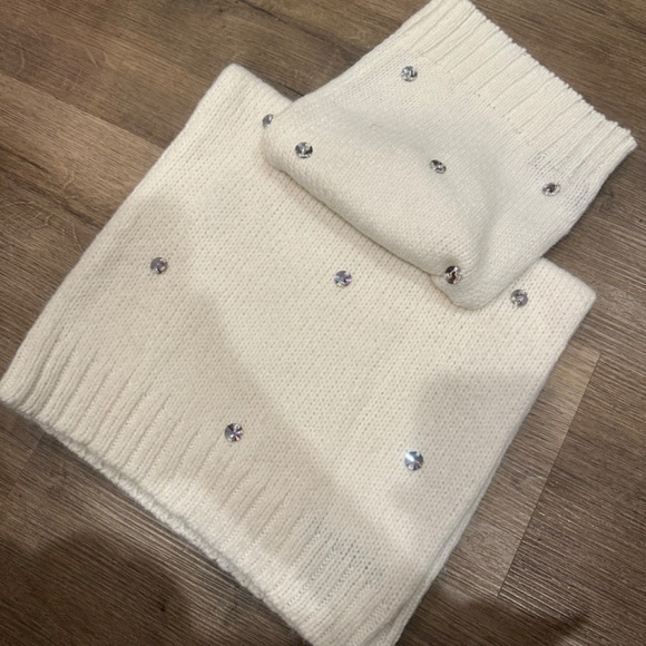 NWT Victoria's Secret Beanie & Scarf Set - Picture 3 of 4